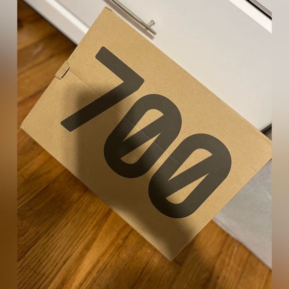 Adidas Yeezy Boost 700 V3 Copper Fade size 6 men’s 7.5 women’s - Picture 7 of 10